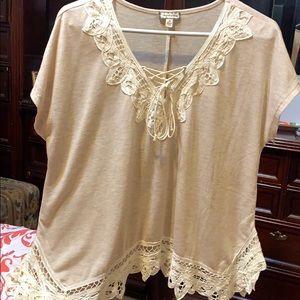 Short sleeve, laced top